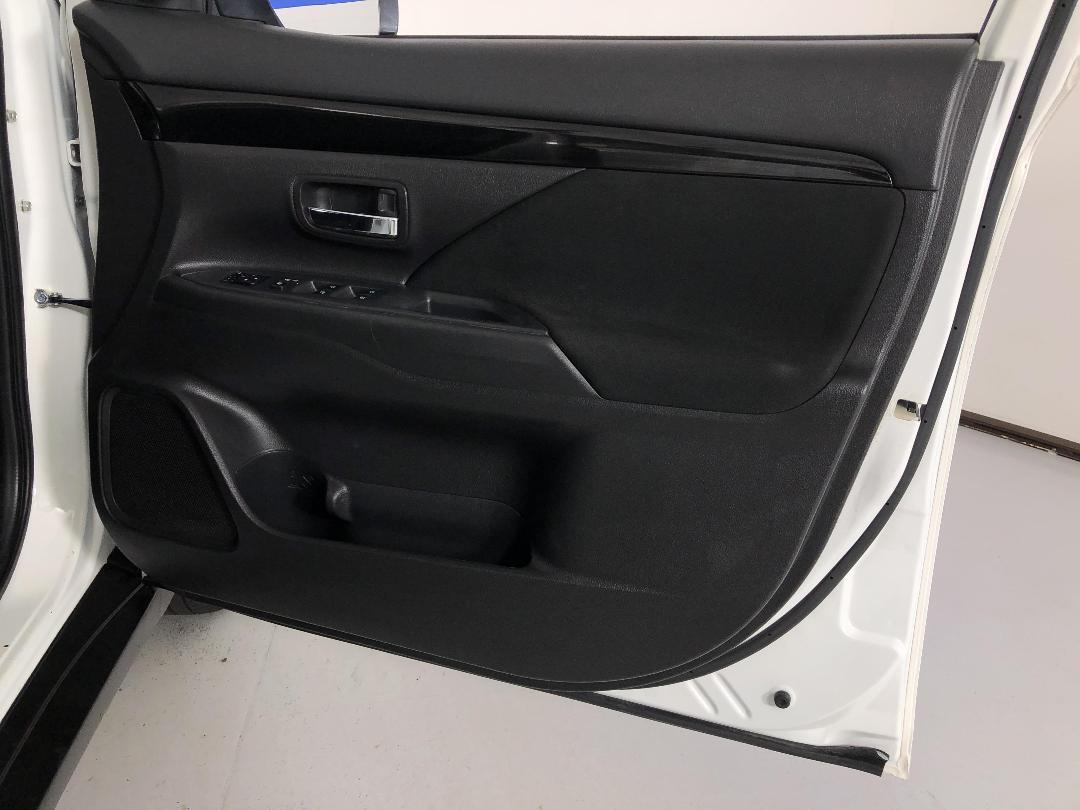 Photo '15' of Mitsubishi Outlander