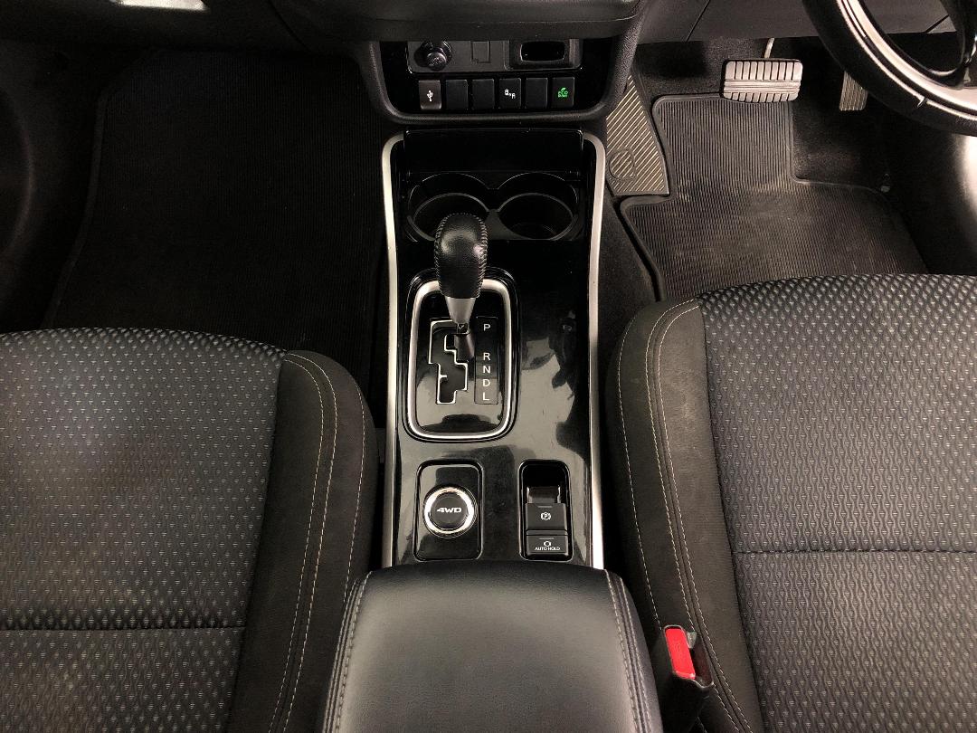 Photo '18' of Mitsubishi Outlander