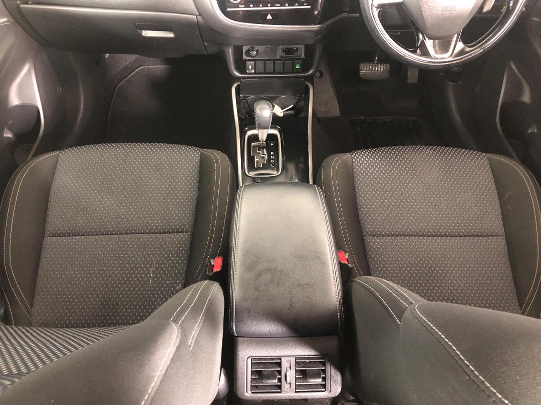 Photo '18' of Mitsubishi Outlander