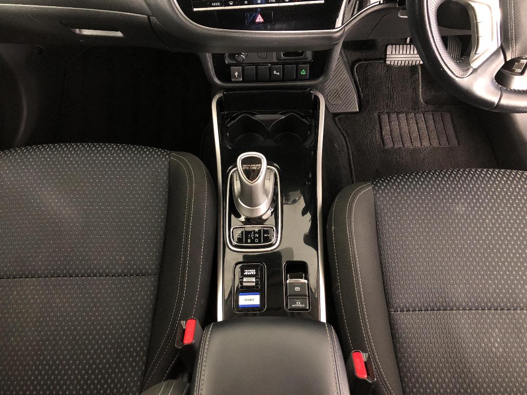 Photo '18' of Mitsubishi Outlander