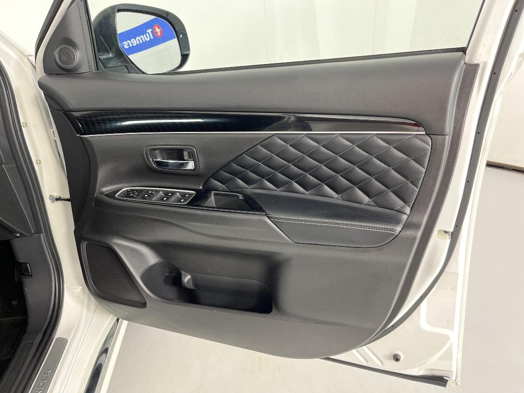 Photo '15' of Mitsubishi Outlander