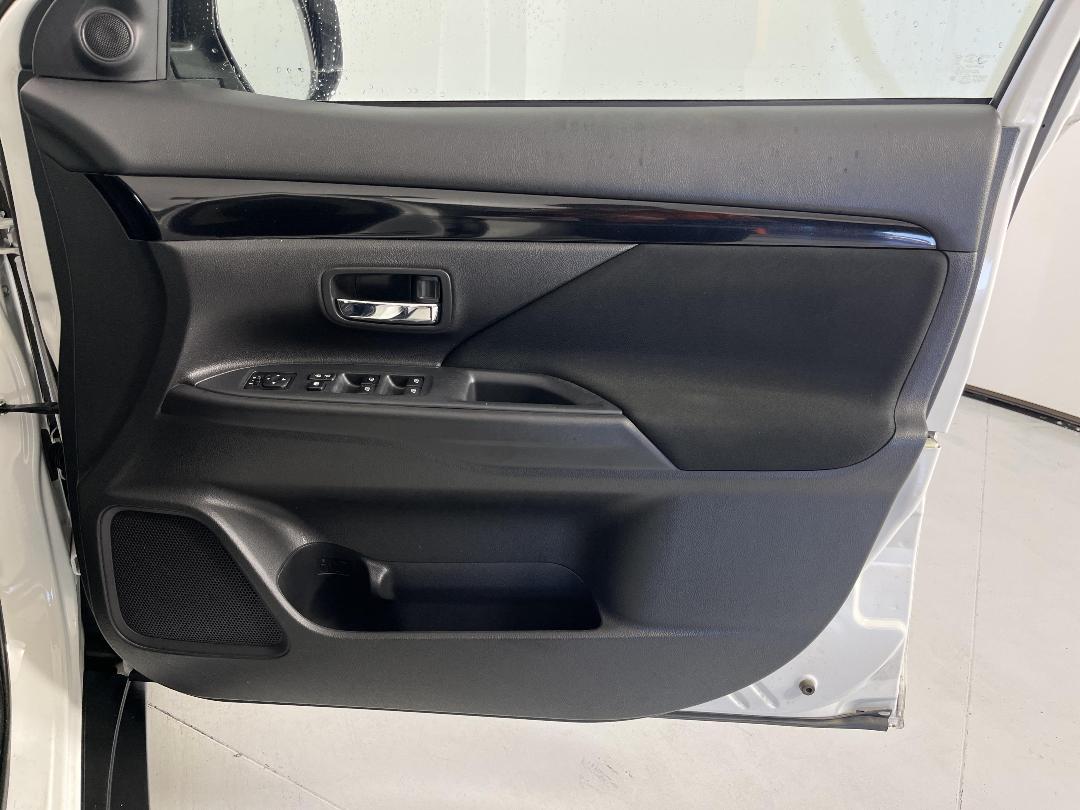 Photo '15' of Mitsubishi Outlander