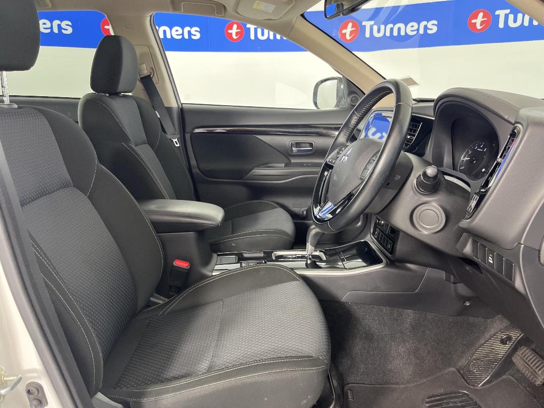 Photo '16' of Mitsubishi Outlander