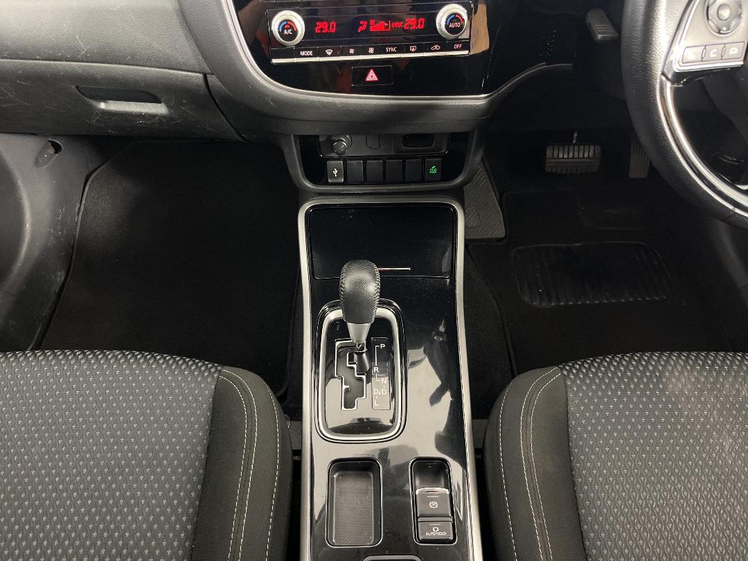 Photo '18' of Mitsubishi Outlander