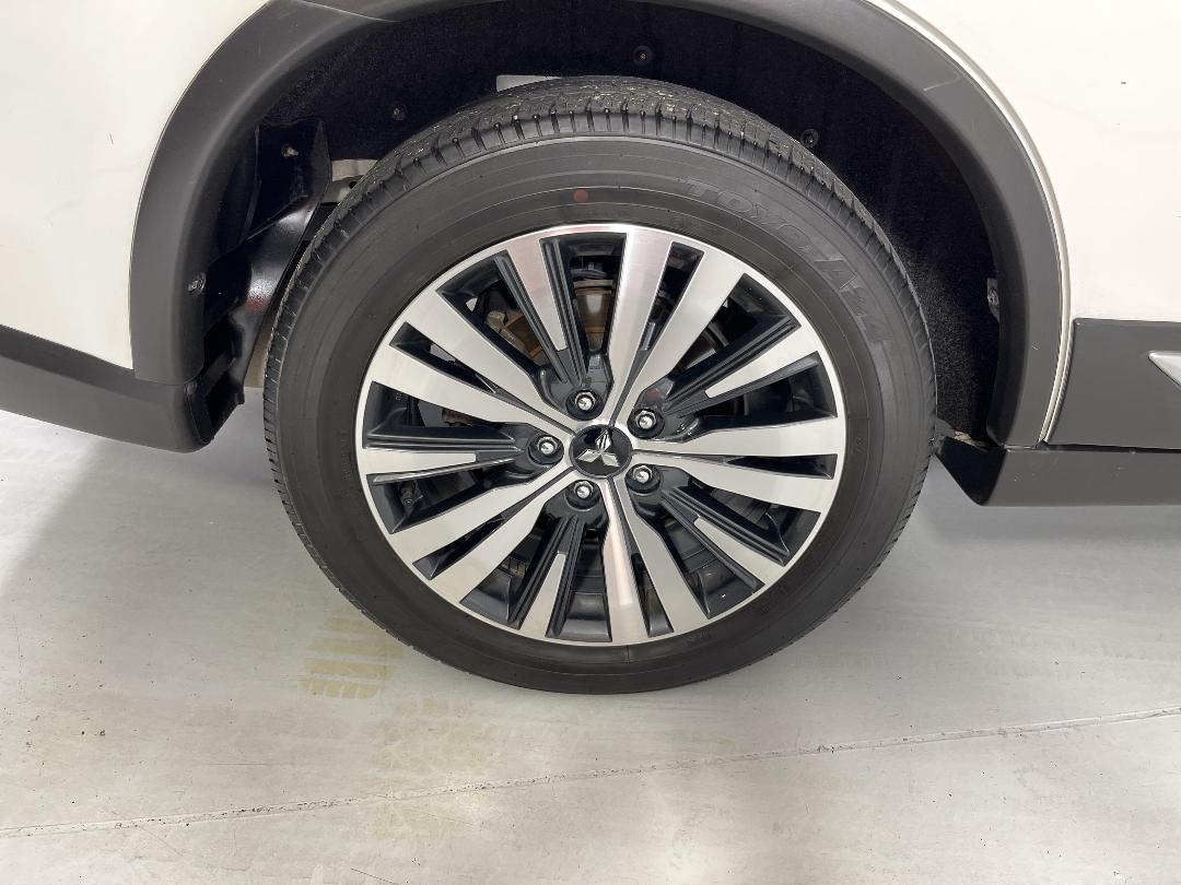 Photo '12' of Mitsubishi Outlander