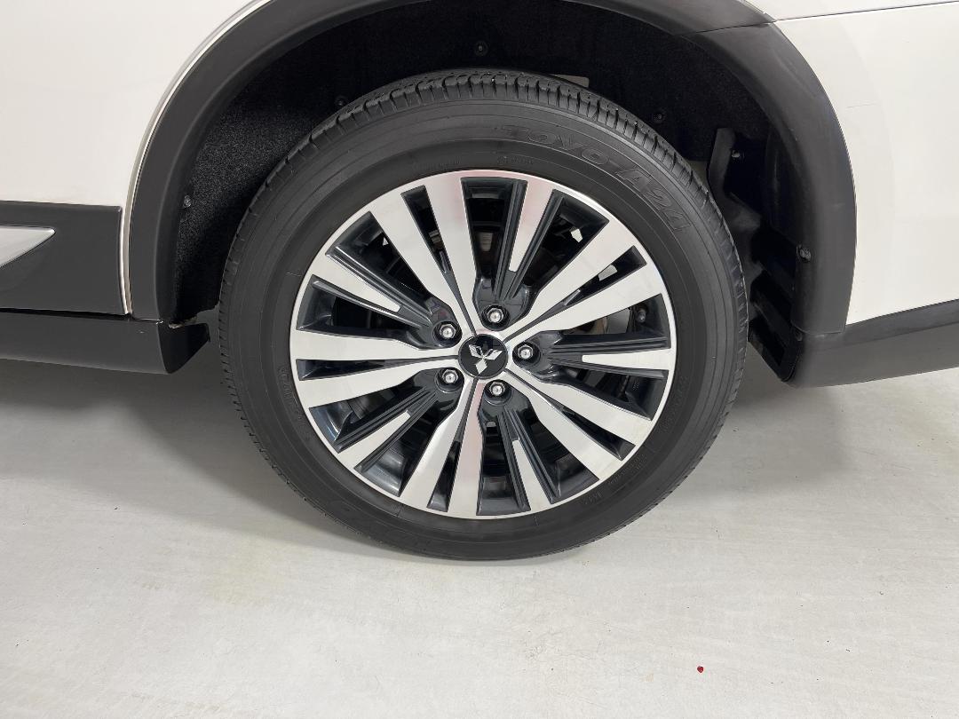 Photo '11' of Mitsubishi Outlander