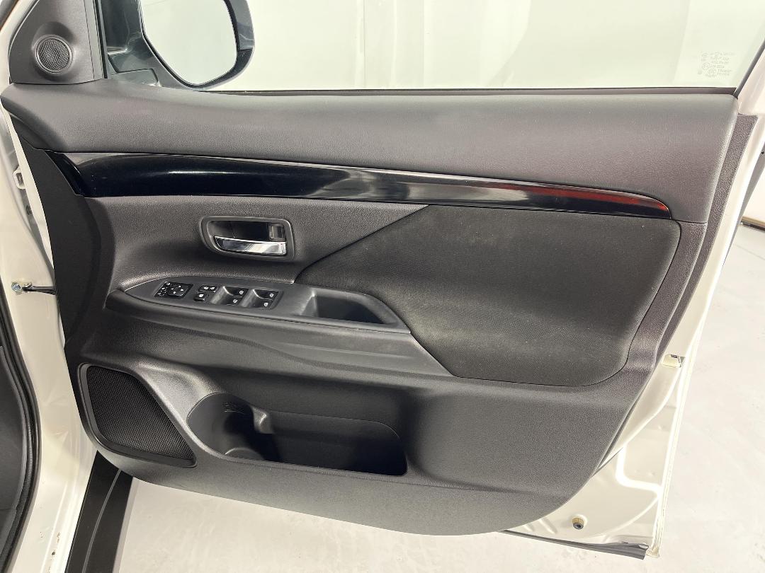 Photo '15' of Mitsubishi Outlander