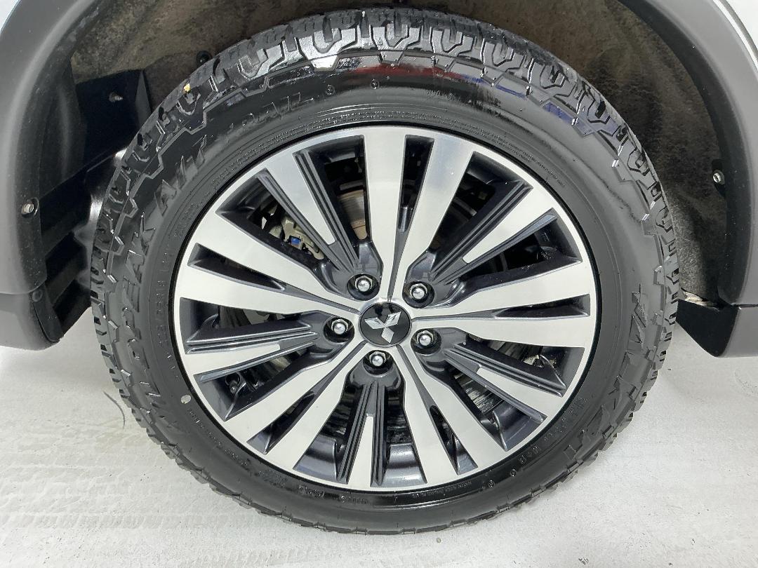 Photo '12' of Mitsubishi Outlander