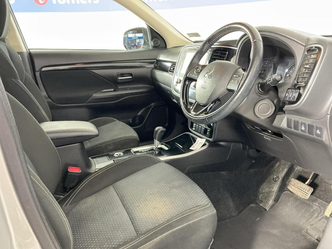 Photo '16' of Mitsubishi Outlander