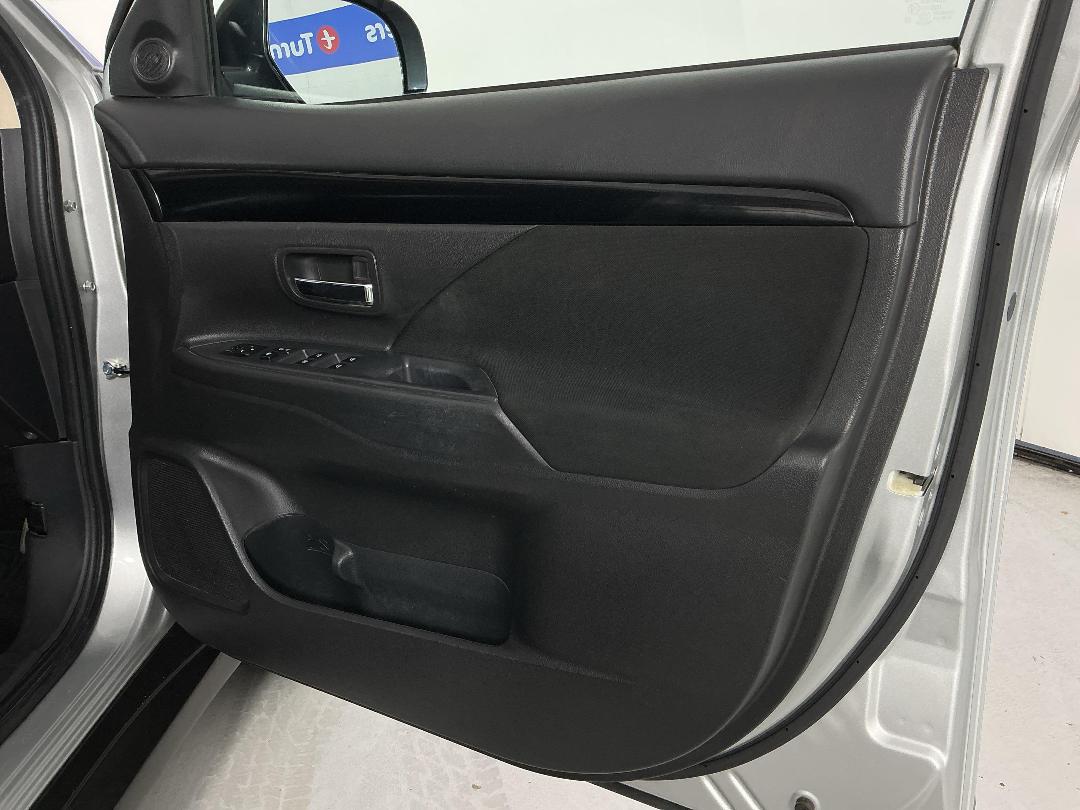 Photo '15' of Mitsubishi Outlander