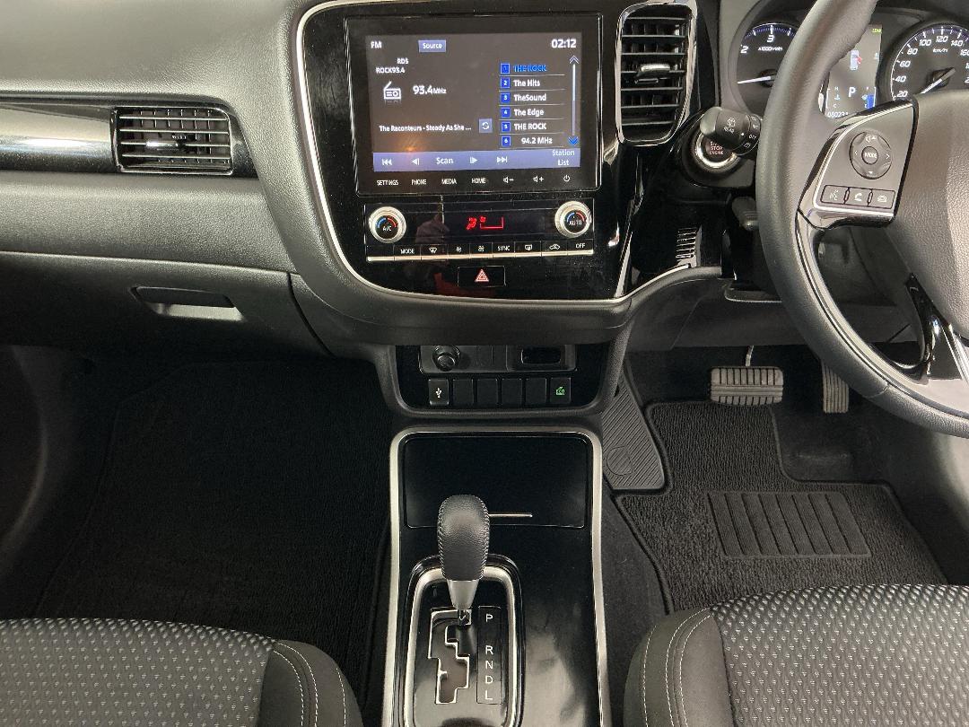 Photo '18' of Mitsubishi Outlander