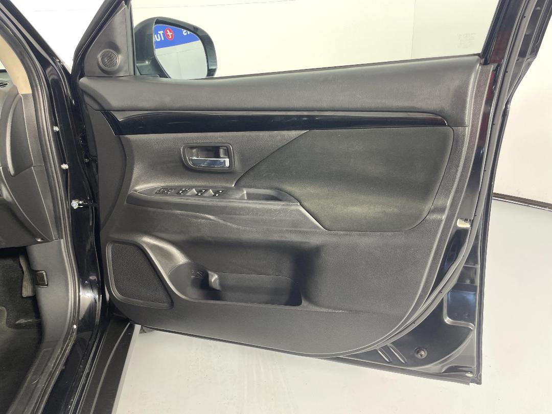 Photo '15' of Mitsubishi Outlander Photo '15' of Mitsubishi Outlander