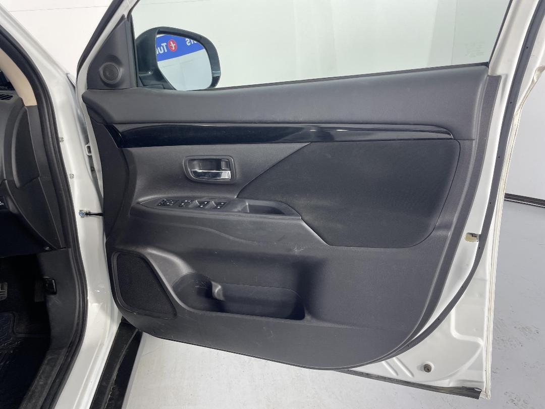 Photo '15' of Mitsubishi Outlander Photo '15' of Mitsubishi Outlander