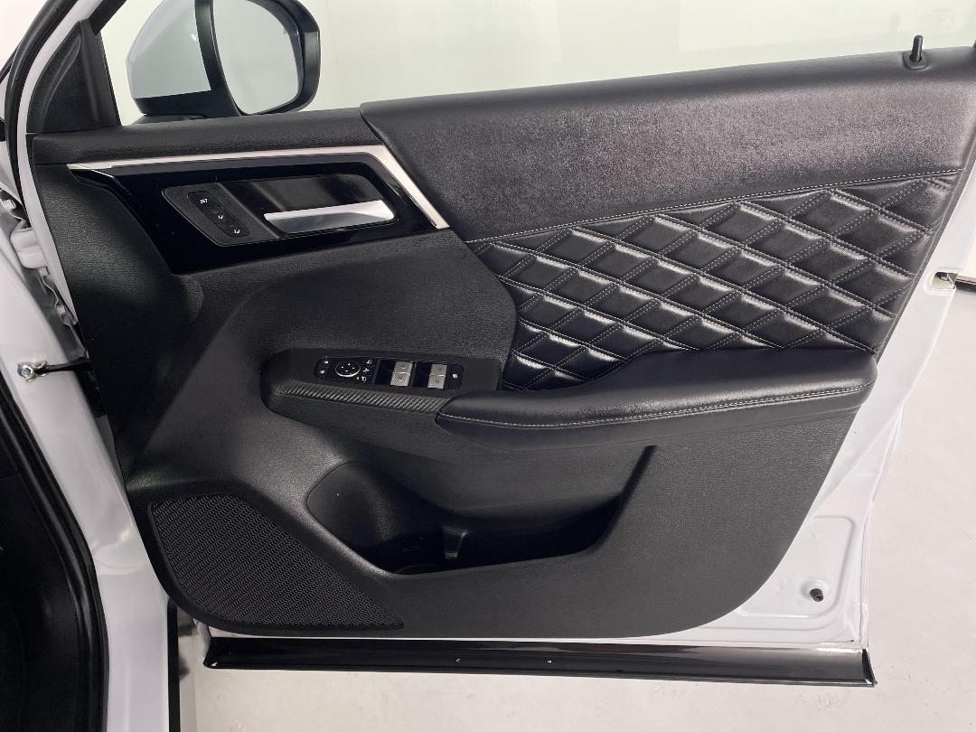 Photo '15' of Mitsubishi Outlander