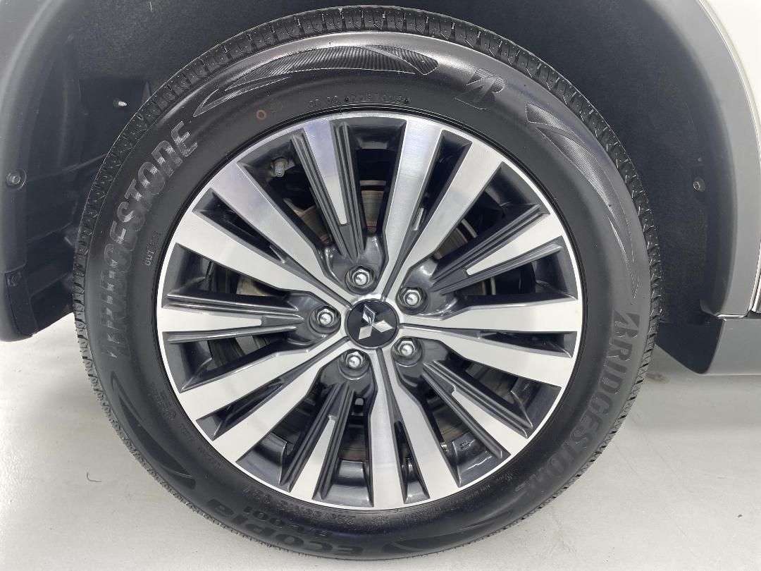 Photo '12' of Mitsubishi Outlander