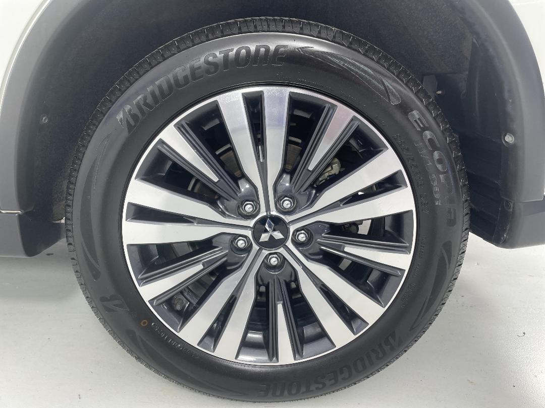 Photo '11' of Mitsubishi Outlander