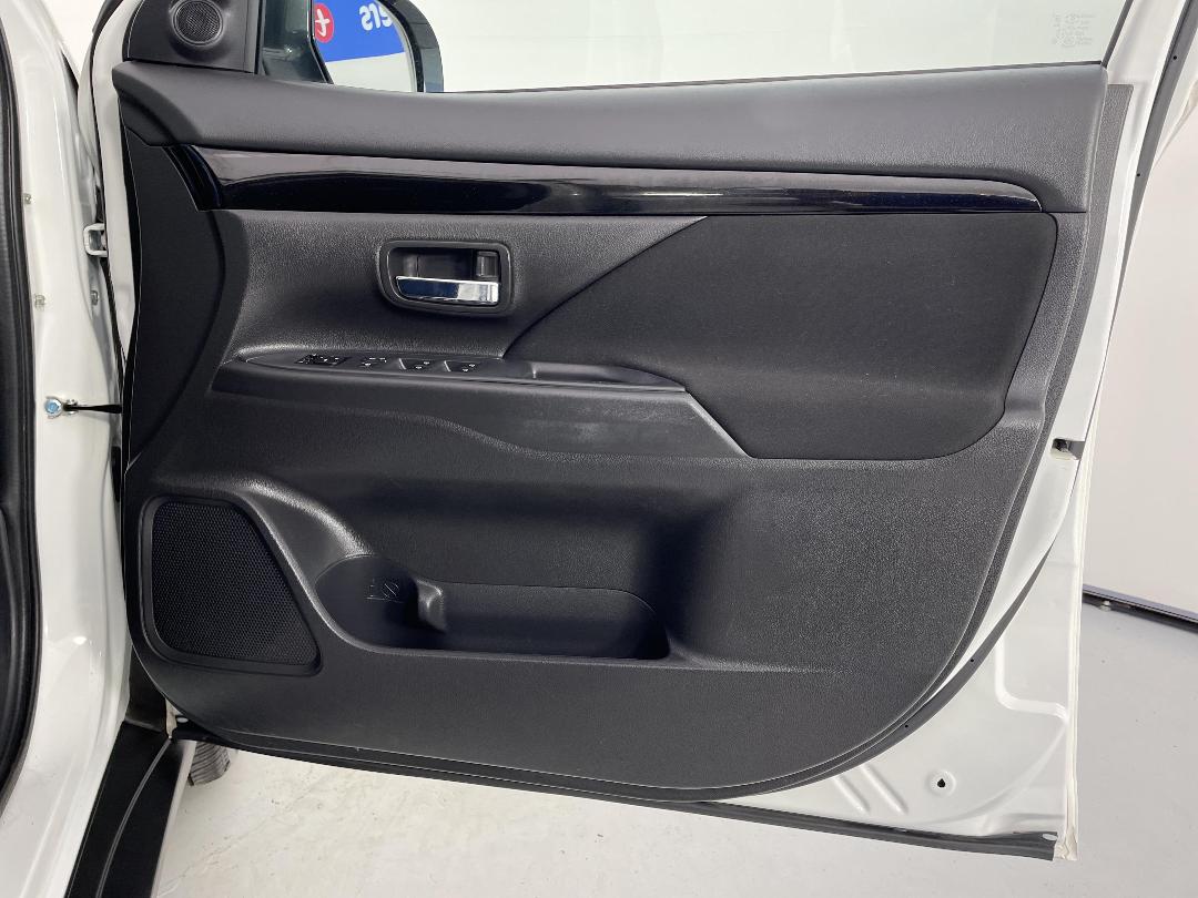 Photo '15' of Mitsubishi Outlander