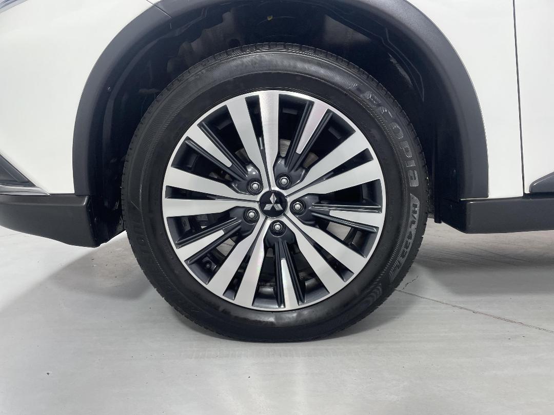 Photo '10' of Mitsubishi Outlander