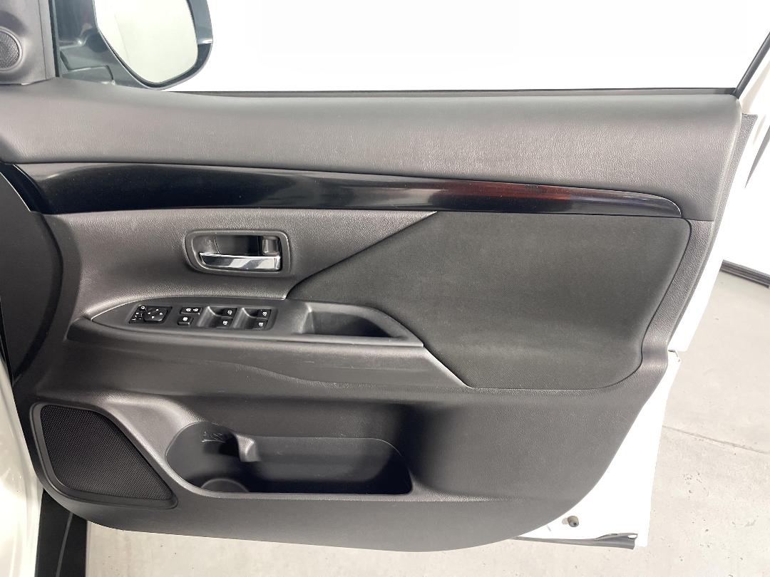 Photo '15' of Mitsubishi Outlander