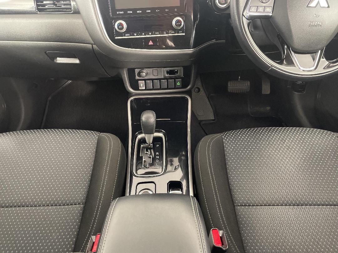 Photo '18' of Mitsubishi Outlander