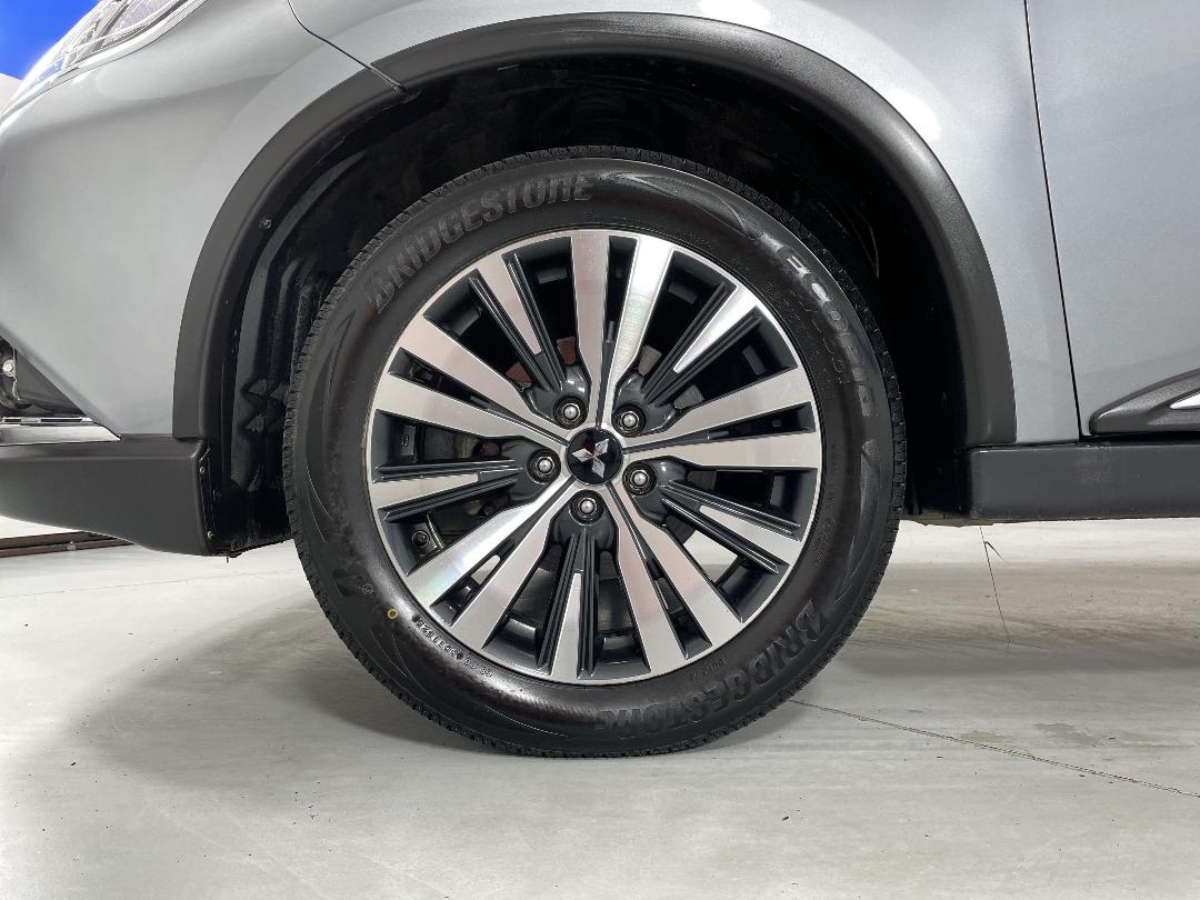 Photo '10' of Mitsubishi Outlander