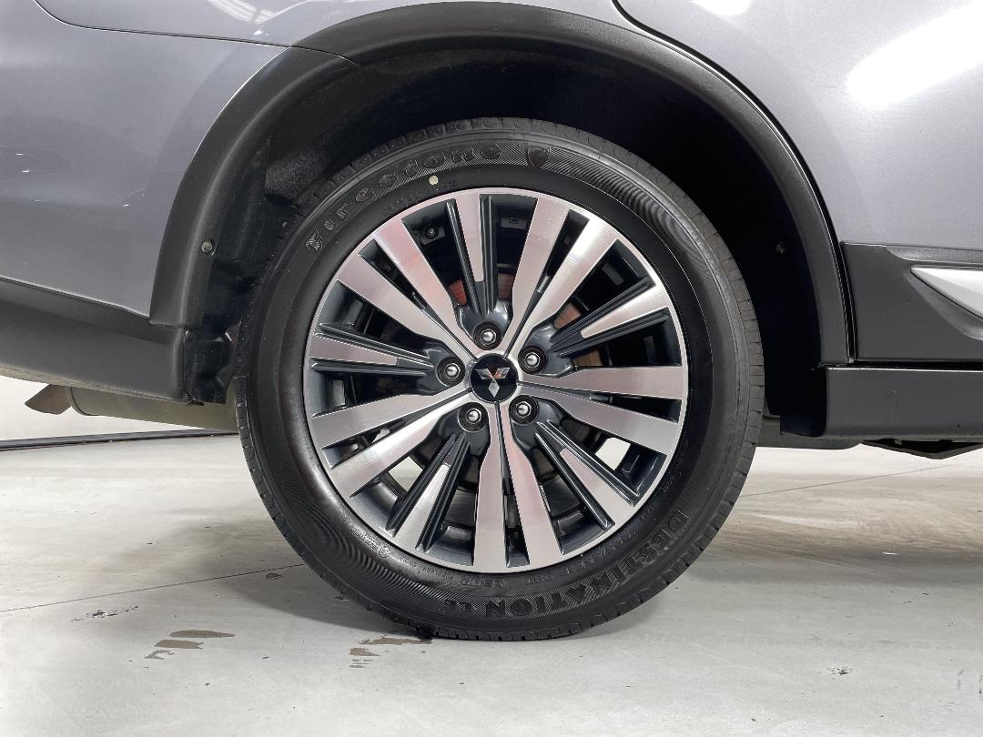 Photo '12' of Mitsubishi Outlander