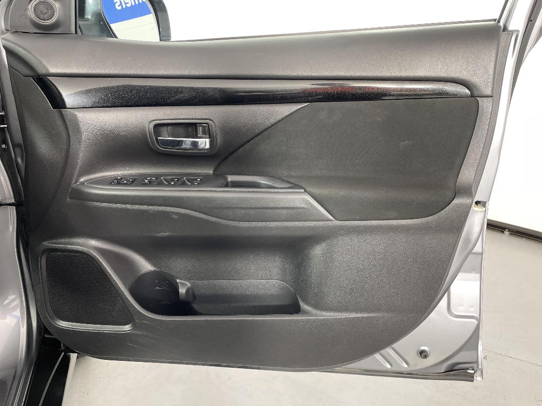 Photo '15' of Mitsubishi Outlander