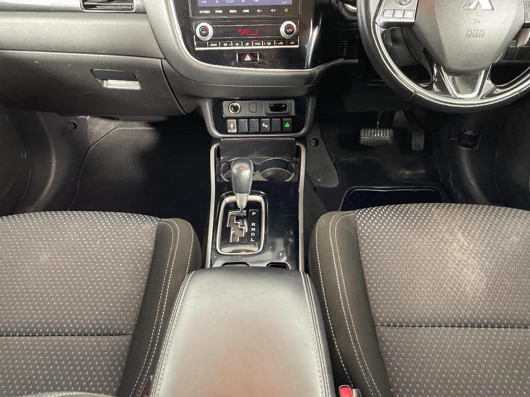 Photo '18' of Mitsubishi Outlander