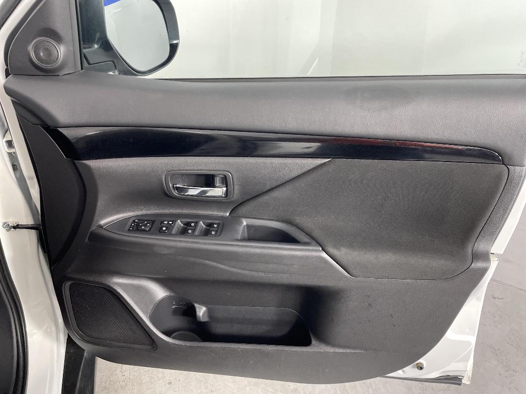 Photo '15' of Mitsubishi Outlander Photo '15' of Mitsubishi Outlander