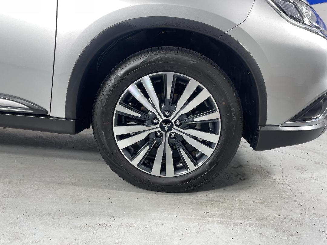 Photo '9' of Mitsubishi Outlander