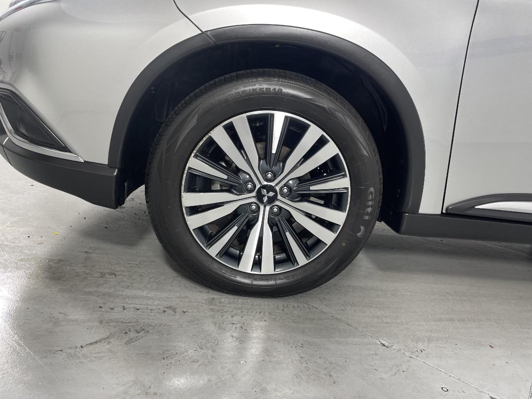 Photo '10' of Mitsubishi Outlander