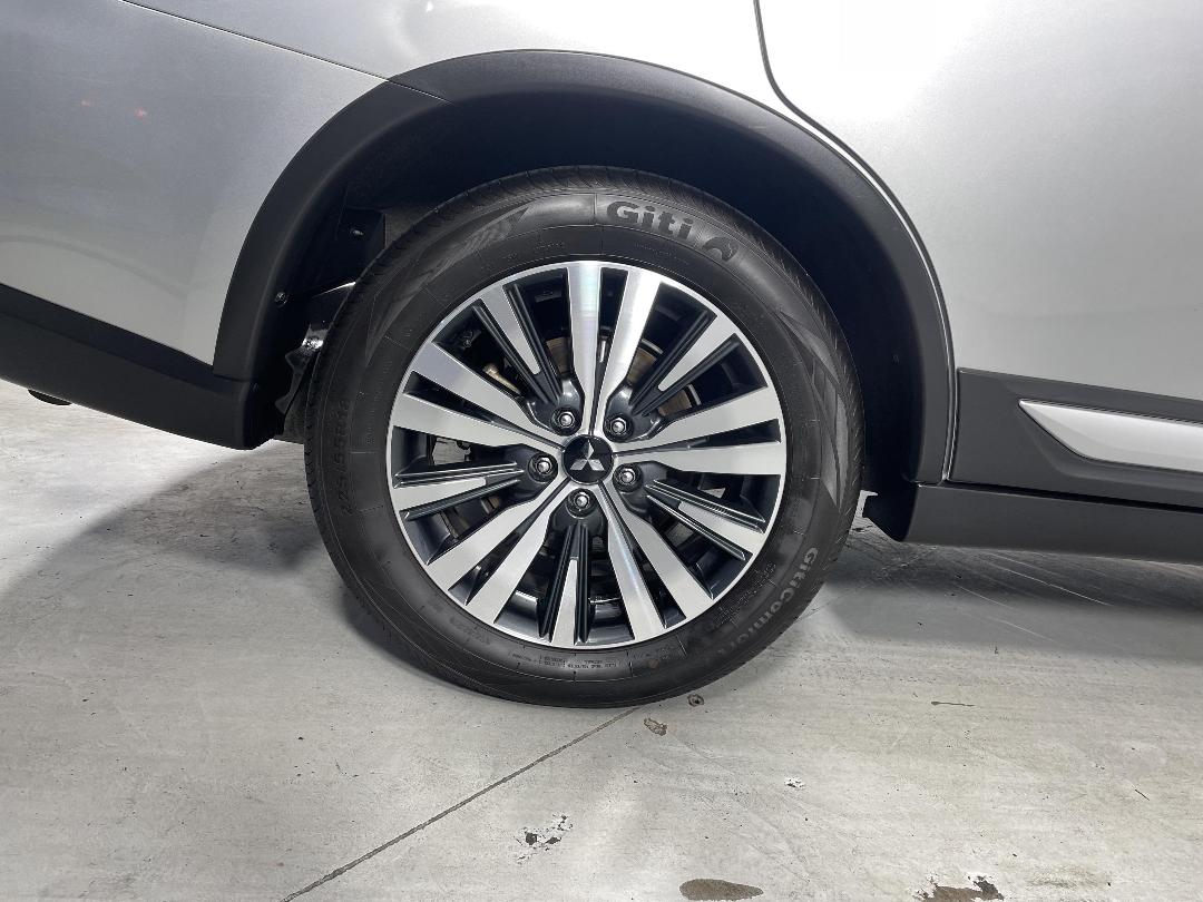 Photo '12' of Mitsubishi Outlander