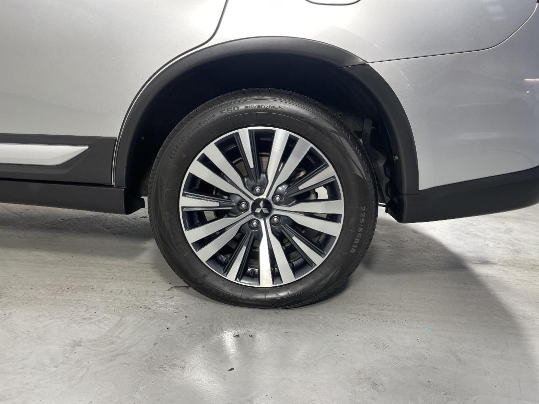 Photo '11' of Mitsubishi Outlander