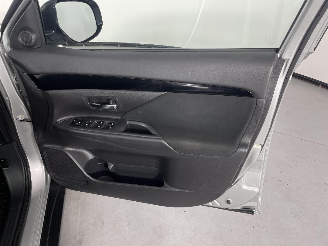 Photo '15' of Mitsubishi Outlander