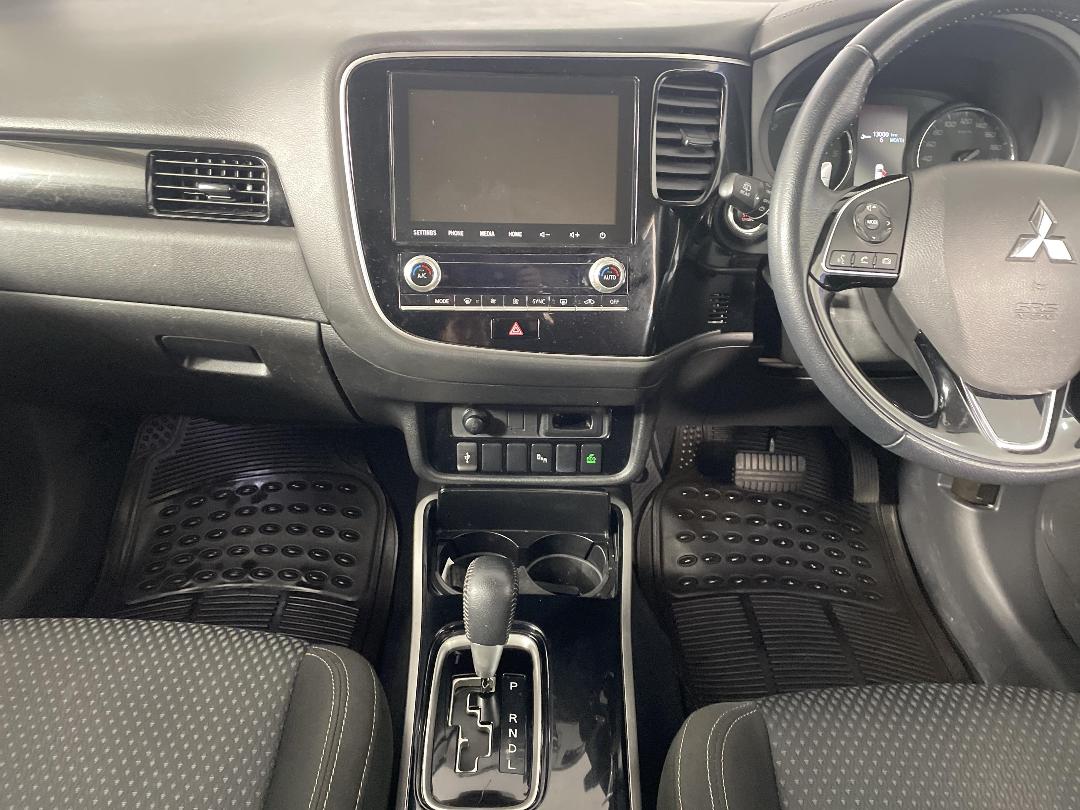 Photo '18' of Mitsubishi Outlander