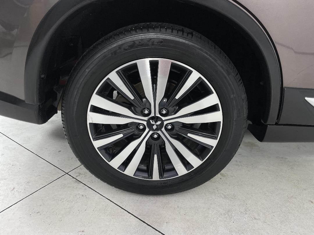 Photo '12' of Mitsubishi Outlander