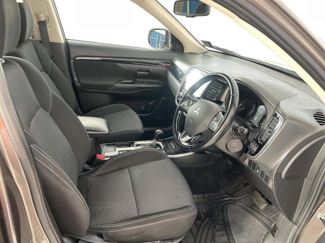 Photo '16' of Mitsubishi Outlander