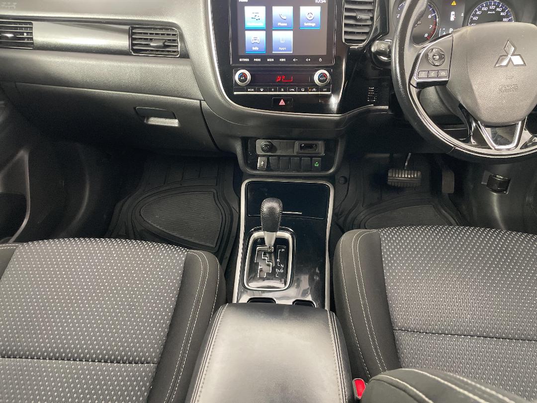 Photo '18' of Mitsubishi Outlander