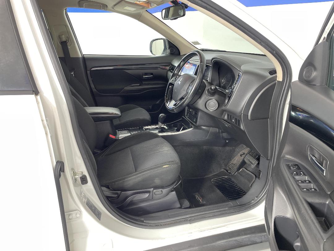 Photo '16' of Mitsubishi Outlander Photo '16' of Mitsubishi Outlander