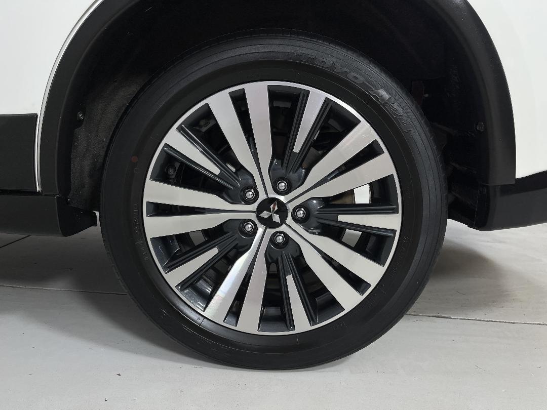 Photo '11' of Mitsubishi Outlander