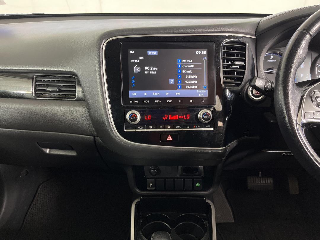 Photo '18' of Mitsubishi Outlander