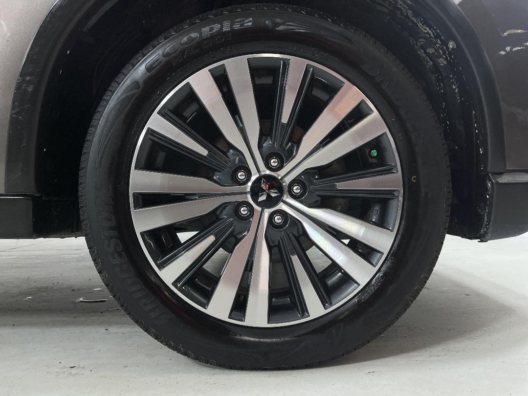 Photo '9' of Mitsubishi Outlander