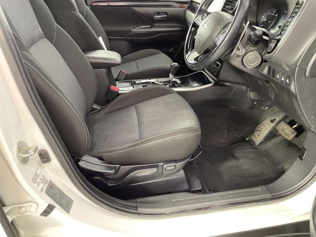 Photo '16' of Mitsubishi Outlander