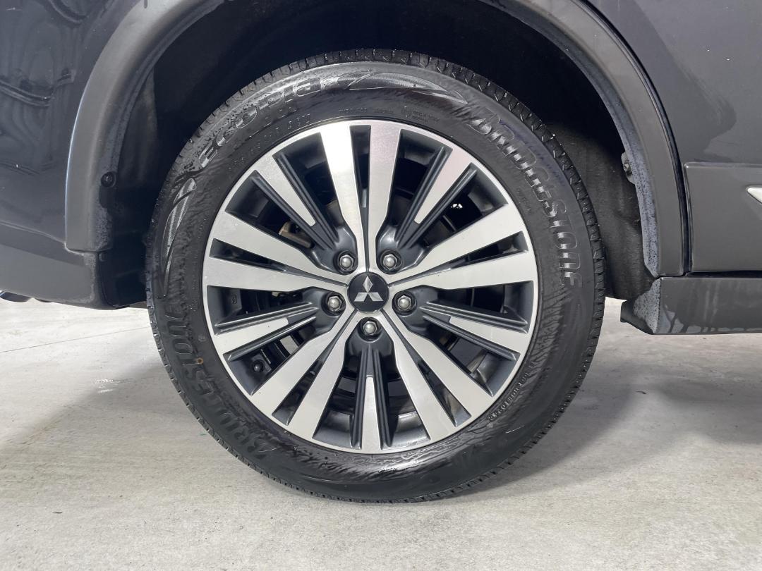 Photo '12' of Mitsubishi Outlander