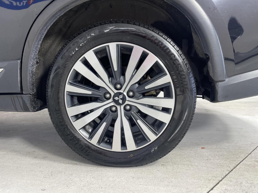 Photo '11' of Mitsubishi Outlander