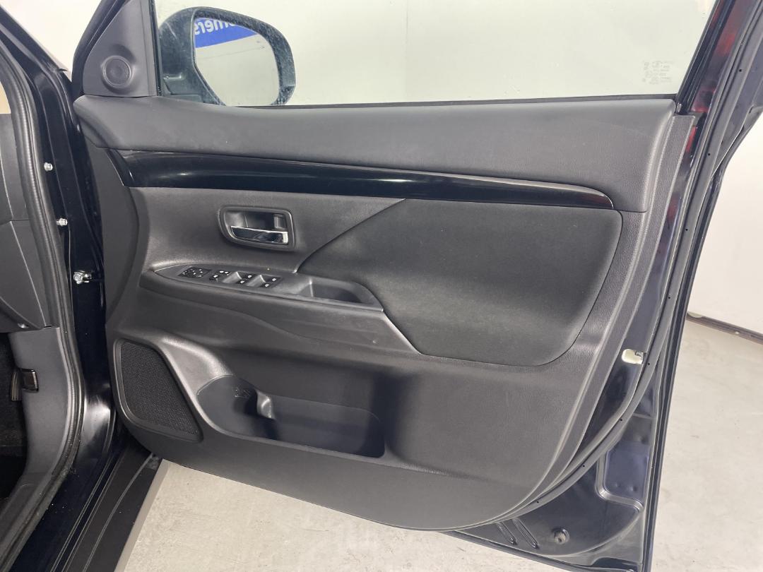 Photo '15' of Mitsubishi Outlander