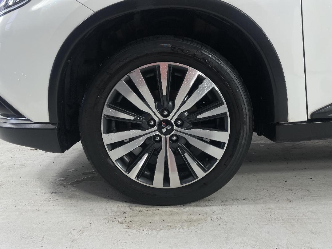 Photo '10' of Mitsubishi Outlander