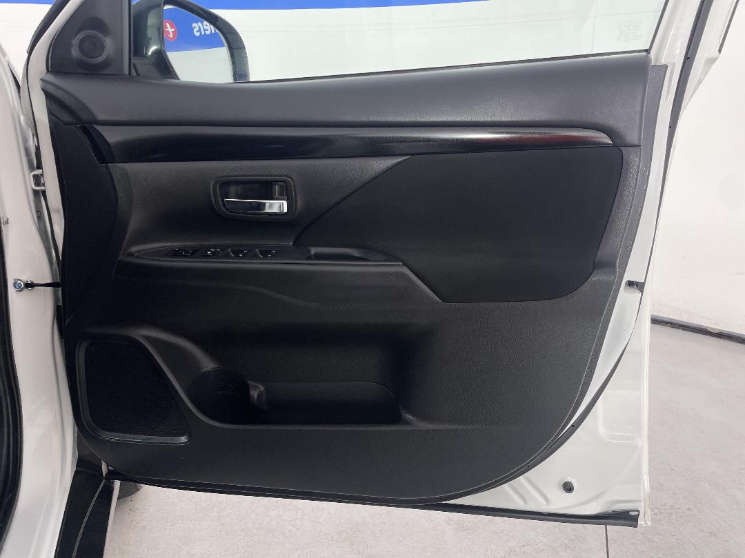 Photo '15' of Mitsubishi Outlander