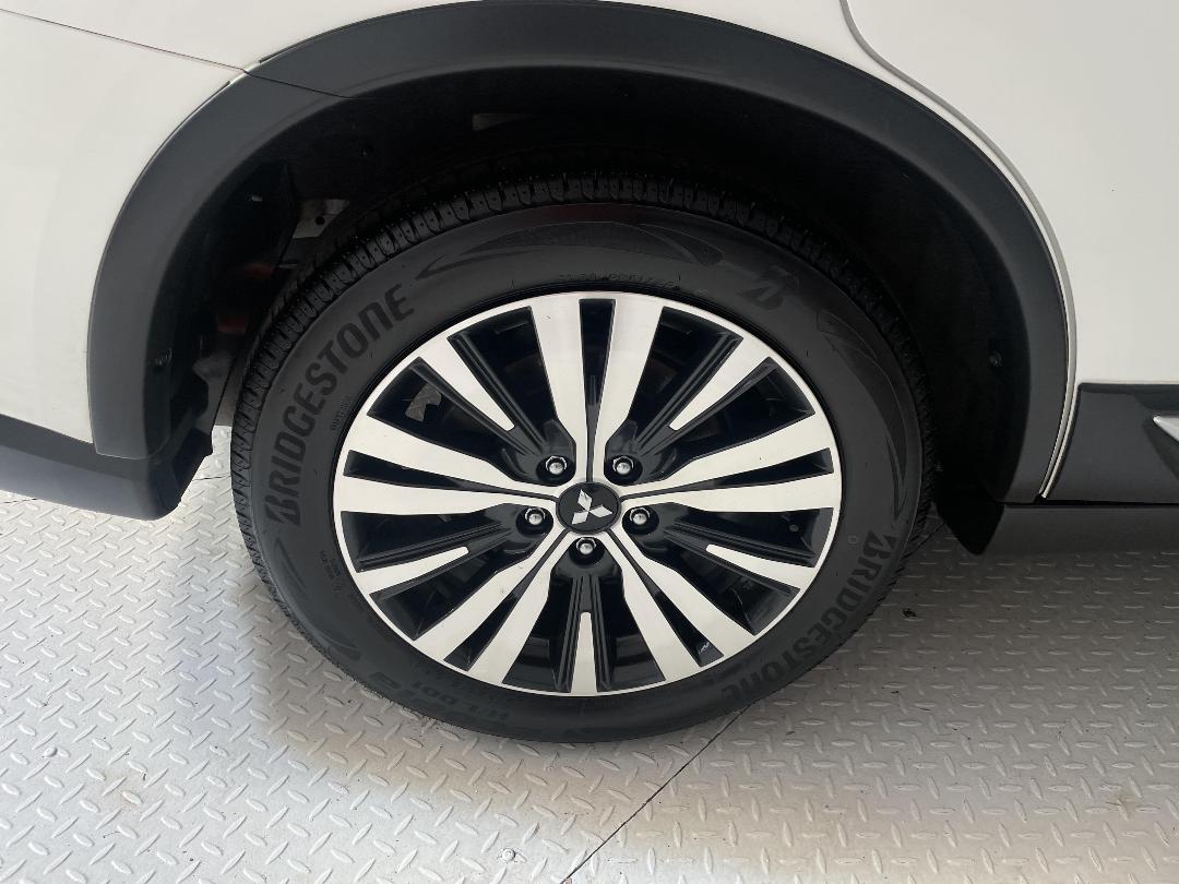 Photo '12' of Mitsubishi Outlander