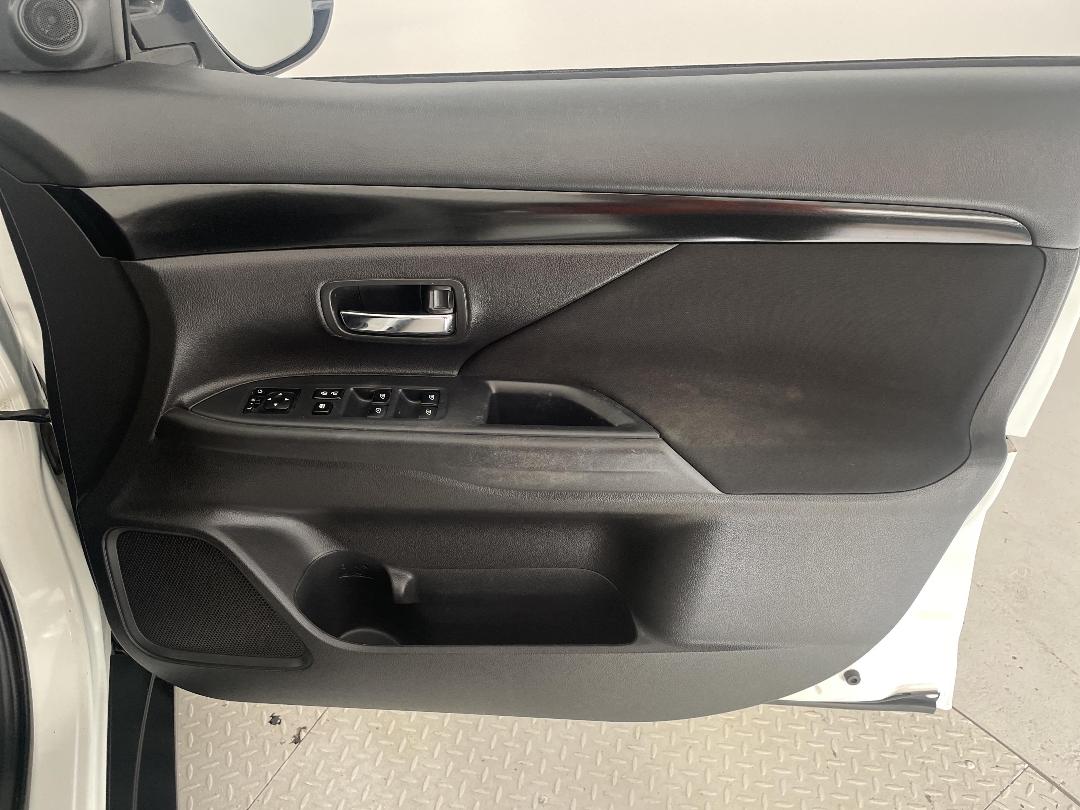 Photo '15' of Mitsubishi Outlander